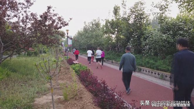 beat365在线体育河北唐县唐尧公园又添新景 塑胶健身步道亮相公园